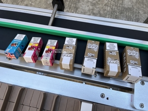 Machine d'étiquetage <span class=keywords><strong>de</strong></span> colle thermofusible pour bouteilles Chubby Gorilla <span class=keywords><strong>de</strong></span> 10 ml, 30 ml, 60 ml, avec étiquetage <span class=keywords><strong>de</strong></span> timbres-fiscaux et <span class=keywords><strong>de</strong></span> boîtes, fabriquée en <span class=keywords><strong>Allemagne</strong></span> - Product Image 2