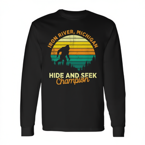 Iron River Michigan Big Foot Souvenir T-shirt à manches longues Design rétro Hide And Seek Champion - Product Image 2