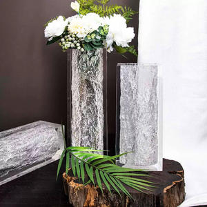 Vase en acrylique 100x100x300mm, design moderne transparent effet sculpture de glace, ornement de décoration de mariage, haute transparence - Product Image 1