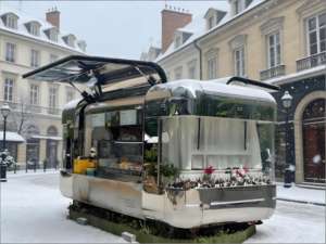 Fourgon aménagé d'occasion bien entretenu avec toit surélevé, réservoir d'eau et système électrique pour conversion en camion <span class=keywords><strong>de</strong></span> <span class=keywords><strong>restauration</strong></span> rapide et <span class=keywords><strong>de</strong></span> bonbons - Product Image 1