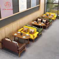 Ensemble de mobilier moderne pour restaurant et hôtel : tables basses en bois, chaises de salle à manger en cuir multicolores, banquette durable pour usage commercial