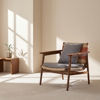 Massivholz-Akzentsessel mit Farbblock-Design, Gewebter Rückenlehne und Leinenkissen im Mid-Century-Stil für Wohnzimmer und Villa