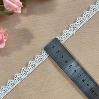 Nouveau design de ruban en maille blanc laiteux à festons étroits de 1,5 cm, dentelle brodée florale soluble dans l'eau pour la confection de vêtements, l'artisanat et le bricolage