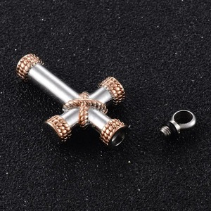 Pendentif souvenir en acier inoxydable en forme de croix, avec un collier de 50 cm de long, en promotion - Product Image 3