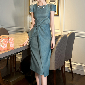 Fabricants de vêtements sur mesure en gros – Nouvelle robe d'été unie élégante pour <span class=keywords><strong>femme</strong></span>, coupe droite, manches courtes, longueur midi, idéale pour les soirées et dîners - Product Image 3
