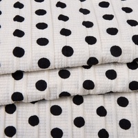 Tissu rayé 100% polyester 120GSM avec imprimé à pois blanc et noir, texture verticale nette, résistant aux plis, pour chemises et robes de filles