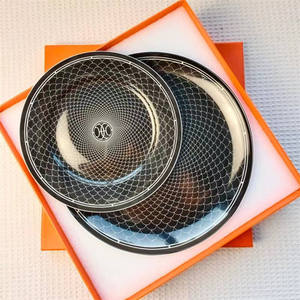 Service de vaisselle rond en porcelaine noire de luxe européen, style royal, en porcelaine fine noire et blanche pour mariage et réceptions - Product Image 3