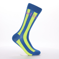 Chaussettes mi-mollet bleues personnalisées, rayures jaunes fluorescentes, lettres violettes en jacquard, chaussettes lumineuses