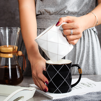 Tasses à café en céramique personnalisées avec couvercle et cuillère, design dessin animé, couleurs variées, capacité 401-500 ml, style moderne, pour fêtes, vente en gros