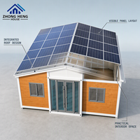 Villa préfabriquée moderne à énergie solaire avec panneaux de toit intégrés, porte double en verre, espace intérieur pratique, maison modulaire