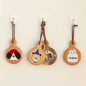 Ouvre-bouteille magnétique en bois écologique moderne, design de dessin animé mignon, aimant de réfrigérateur, cadeau promotionnel pour la bière et le vin - Product Image 1