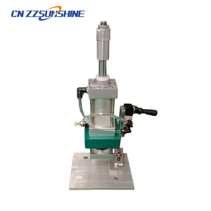 Machine d'impression hydraulique manuelle pour estamper des logos et des images sur le savon - Product Image 1