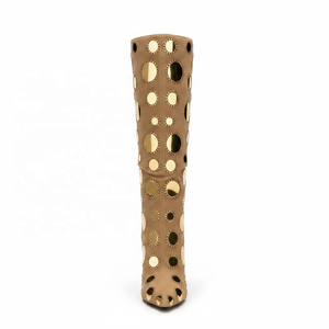Bottes hautes en daim doré à clous miroir personnalisées OEM ODM pour femmes, à bout pointu et talon aiguille, style western pour l'été et l'hiver - Product Image 5
