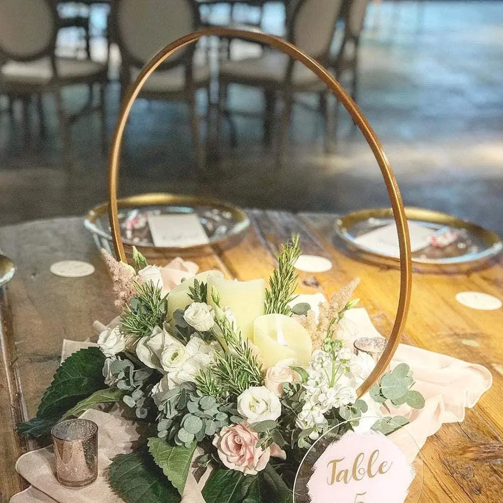 แจกันเหล็กทรงสูงทรงกลมสำหรับงานแต่งงานขนาด40ซม. แจกันดอกไม้เหล็กทรงโค้งสีทองประดับโต๊ะชั้นวางของในงานแต่งงาน
