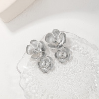 Boucles d'oreilles pendantes pour femmes, style rétro, personnalité affirmée, fleurs métalliques, accessoires