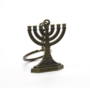 Llavero de Metal con Forma de Menorah, Latón, Diseño 3D en Relieve, Regalo de Jerusalén, Joyería - Product Image 1
