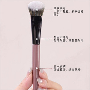 Pinceau à joues personnalisé, forme inclinée, fibres synthétiques, manche en bois, pour blush et contouring - Product Image 2