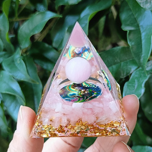 Pyramide en résine époxy avec pierres de cristal, ornement de bureau, œil de chat rose, quartz rose, décoration d'aquarium, cadeau - Product Image 1