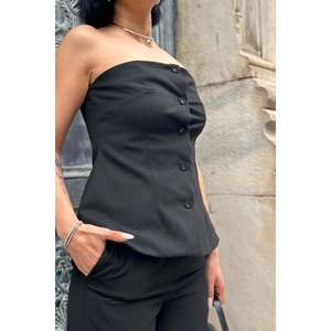 Ensemble pantalon et haut court noir sans bretelles boutonné pour femme – Collections de costumes en gros - Product Image 2