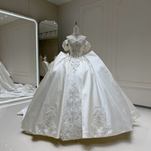 Xx84 Robe de mariée moderne ivoire à imprimé floral, robe de bal en satin, style Quinceañera, ornée de perles, de cristaux et d'appliques en dentelle, avec traîne chapelle, pour bal de promo et événements élégants - Product Image 1