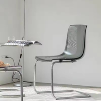 Chaises de salle à manger en acrylique transparentes empilables modernes de haute qualité - Durables et écologiques pour la maison, le bureau et l'hôtellerie