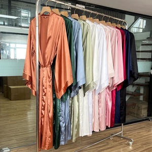 Fabbricazione di abiti di lusso <span class=keywords><strong>da</strong></span> donna in seta liscia elegante <span class=keywords><strong>camicia</strong></span> <span class=keywords><strong>da</strong></span> <span class=keywords><strong>notte</strong></span> di raso <span class=keywords><strong>con</strong></span> manica larga di lunghezza 140cm abito <span class=keywords><strong>da</strong></span> sposa Sexy all'ingrosso - Product Image 2