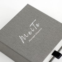 Boîte à bijoux carrée écologique personnalisée avec insert en éponge et gaufrage, finition mate pour bagues et colliers - Organisateur en gros
