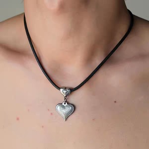 Collier pendentif soleil en forme de cœur en acier titane avec cordon en cuir, style vintage vieilli, bijoux de mode unisexe pour femme, pour le quotidien - Product Image 1