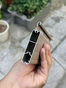 Perfil de persiana enrollable de aluminio ventilado moderno C81, puerta insonorizada de doble cara antivibración de Vietnam - Product Image 4