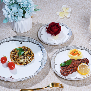Vaisselle <span class=keywords><strong>de</strong></span> fête <span class=keywords><strong>de</strong></span> luxe minimaliste décorations <span class=keywords><strong>de</strong></span> <span class=keywords><strong>table</strong></span> ensemble <span class=keywords><strong>de</strong></span> dîner <span class=keywords><strong>en</strong></span> céramique à bord argenté assiettes <span class=keywords><strong>de</strong></span> chargeur pour Restaurant - Product Image 4