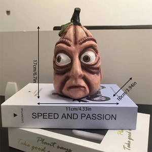 Décorations d'ambiance pour Halloween : Six ornements artisanaux en résine époxy en forme de tête de citrouille, écologiques, pour l'extérieur et les cours. - Product Image 3