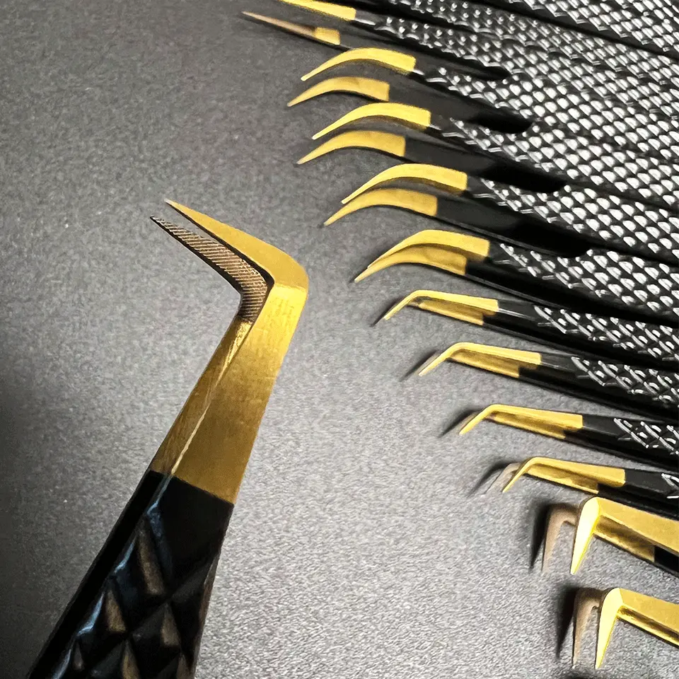 Pinzas doradas con punta de fibra con logotipo personalizado 2023, pinzas de extensión de pestañas de acero inoxidable con ángulo de 90 grados, pinzas de pestañas personalizadas