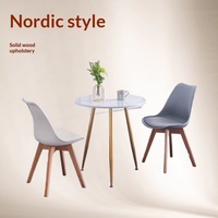 Chaises de salle à manger modernes de luxe en PP, style nordique européen, dossier en plastique, assise rembourrée, revêtement doux, pieds en bois pour