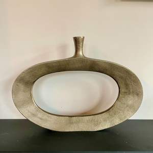 Florero de metal dorado de último diseño - Product Image 1