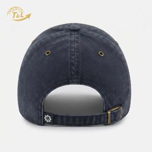 Gorras de béisbol vintage 4U con efecto desgastado, tela y visera suave. Gorras de béisbol estilo urbano con cierre ajustable y detalles llamativos. - Product Image 4