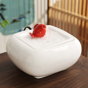 Fuente de Agua de Cerámica Creativa para Escritorio con Adorno de Pez Rojo 110-220V, Decoración de Oficina, Regalo - Product Image 1