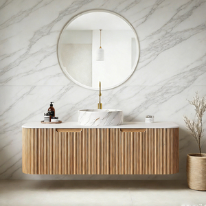 Mobile bagno sospeso da 60 pollici con lavabo in marmo, ante scanalate in rovere chiaro, rubinetto dorato e specchio rotondo per hotel e casa - Product Image 3