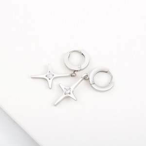 Boucles d'oreilles Huggie yunnique en forme d'étoile, en acier titane, serties de diamants, minimalistes, unisexes, tendance - Product Image 3