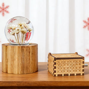 Carillon in Legno Inciso e Dipinto, Regalo Artigianale, Decorazione Natalizia - Product Image 4