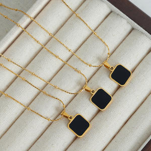 Collar con colgante de acrílico negro cuadrado de estilo minimalista de acero inoxidable chapado en oro de 18 quilates para regalo de mujer - Product Image 2