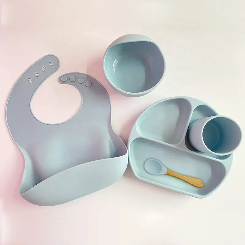 Neu BPA Free Silikon Starke Saugnapf Säuglings löffel Set Fütterung Lätzchen Baby Silikon Tasse Schüssel und Teller