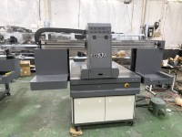 Printer Kartu UV Flatbed XP600 Ukuran A0/A1 dengan Tinta Putih dan Spot Varnish untuk Produk Hadiah