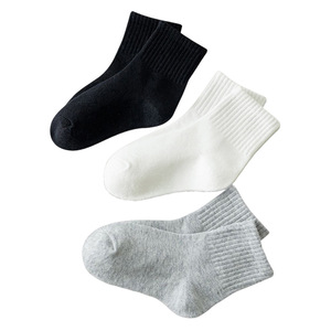 Toptan düz renk öğrenci çorap nefes pamuk orta tüp okul çorap siyah beyaz gri çorap - Product Image 5