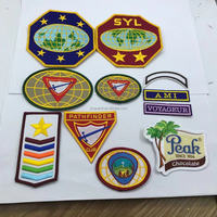 Patch brodé personnalisé avec bordure dorée, lettre, thermocollant, à coudre, pour vêtements et sacs