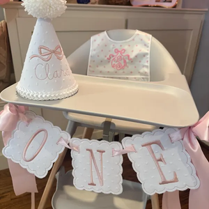 Bannière de premier anniversaire pour filles, thème classique, avec nœuds et festons brodés roses simples pour chaise haute - Product Image 4