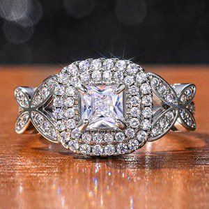 F764 Anello da Donna in Oro Bianco con Diamante Taglio Principessa Colore G Naturale Anello di Fidanzamento con Diamanti Laterali - Product Image 1