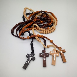 Collier chapelet en bois avec pendentif croix, perles faites à la main, bijoux religieux unisexe, couleur bois naturel café, brun clair, noir - Product Image 1