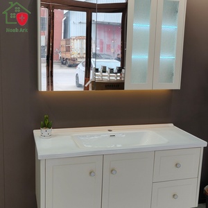 ตู้ห้องน้ำ MDF สีขาวสไตล์หรูหราพร้อมกระจกอัจฉริยะแบบมีไฟ ดีไซน์มุมฉาก ติดผนัง - Product Image 1