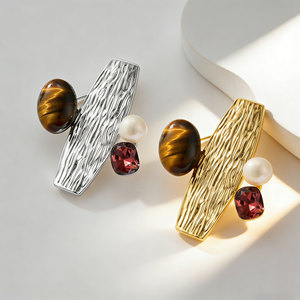 Broche Texturizado de Lujo Personalizado de Fábrica al por Mayor, Chapado en Oro y Plata, con Aleación de Latón, Ojo de Tigre y Perla de Agua Dulce - Product Image 5