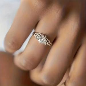 Anello di Fidanzamento T0642 per Donna in Oro Bianco con Diamante Taglio Brillante Rotondo Colore G Naturale e Diamanti Laterali - Product Image 6